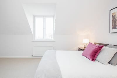 Modern, Clean, Safe, Secure Double Ensuite Main Photo