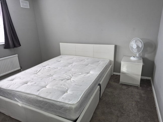 Large double furnished room Main Photo
