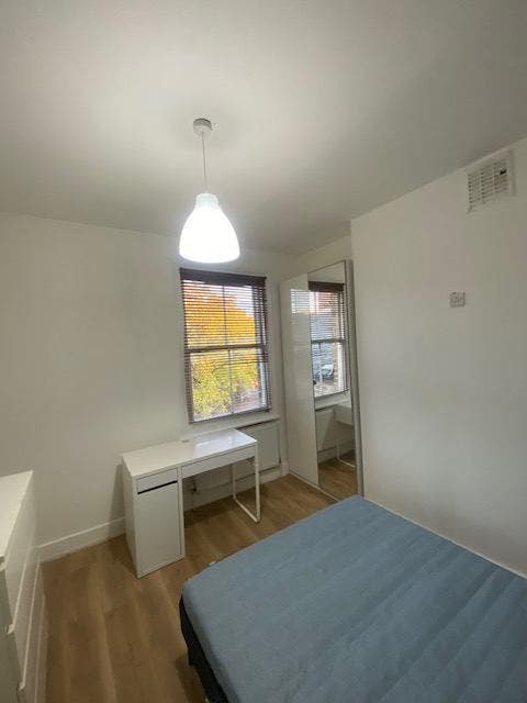 Fulham. dbl room. Wood floor. 2 min tube. Main Photo