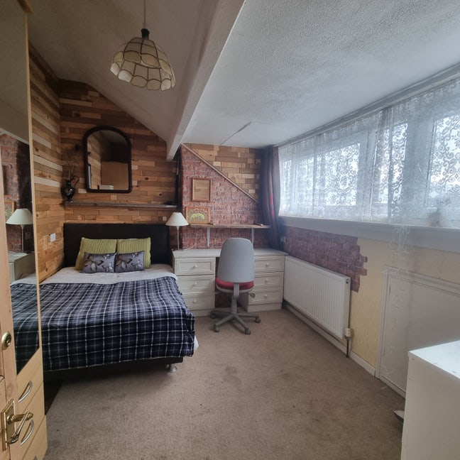 EN SUITE attic room LS12. Bills included  Main Photo