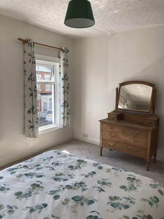 Spacious Double Room Available Close to Town  Main Photo