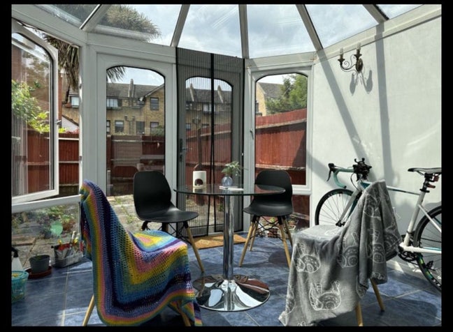 Cheap room  in lovely house with a conservatory  Main Photo