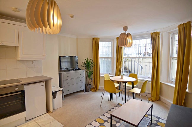 🌿 Bright 1-Bed Flat Private Patio  Holland Park  Main Photo