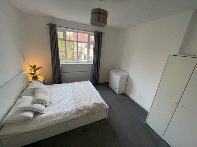 Renting a large double room in our beautiful house Main Photo