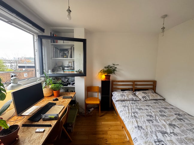 Bright and airy flat just off Brick Lane! Main Photo