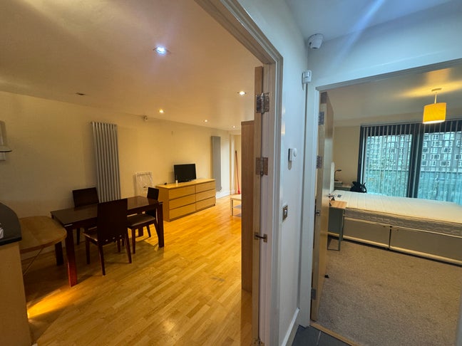 Water&Heating incl Large Dockfacing Flat E14 Main Photo