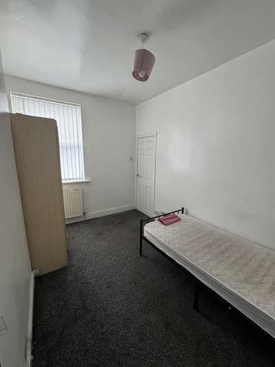 Nice single bed room available NOW , no deposit  Main Photo