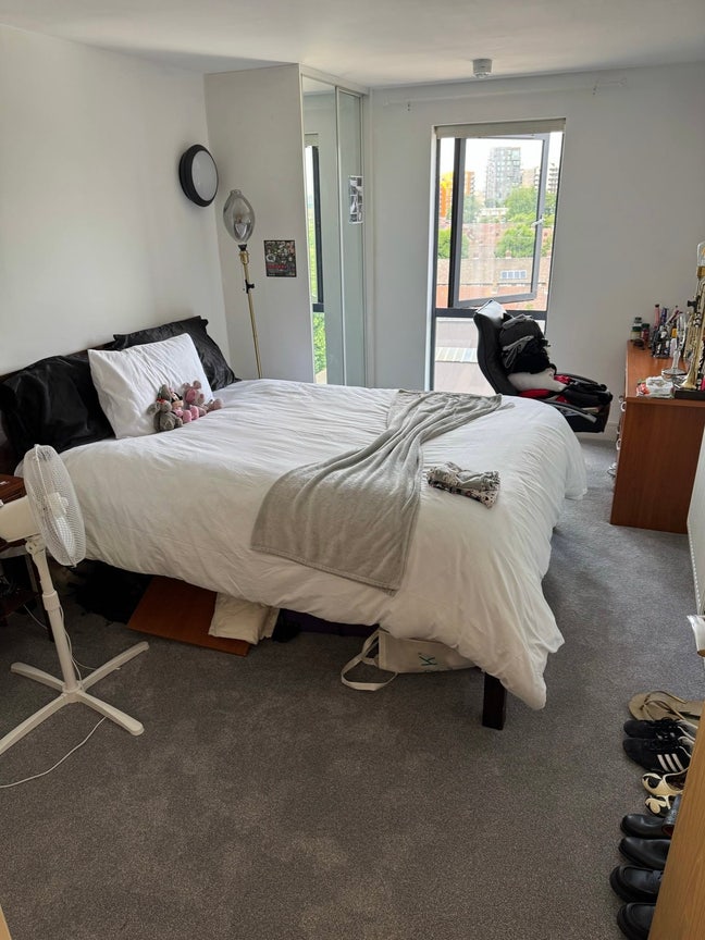 Ensuite room sublet available in Canning Town Main Photo