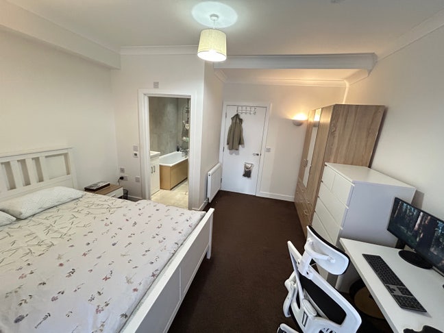 Huge Ensuite Room with Balcony | Next to Tube Main Photo