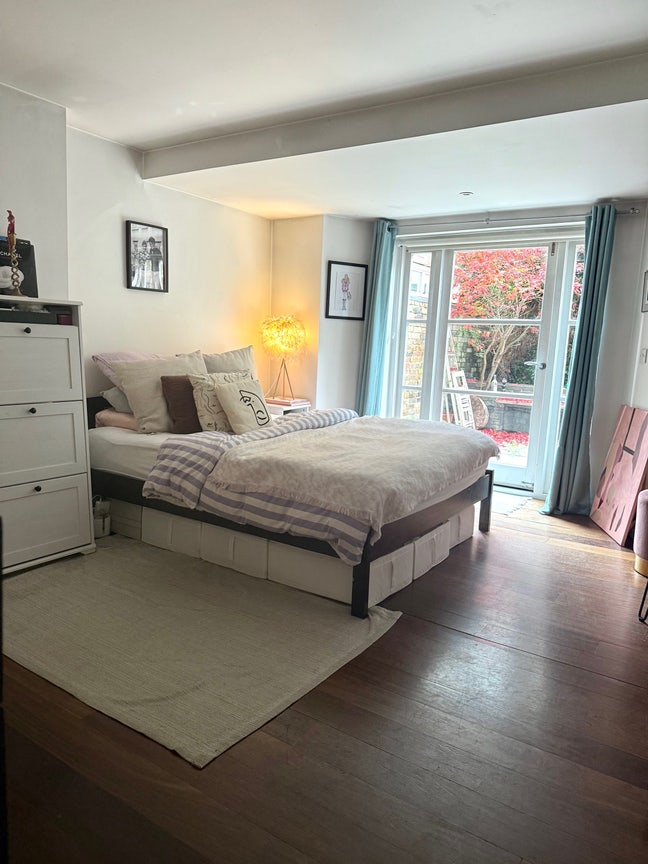 Spacious Double Bedroom Holland Park  Main Photo