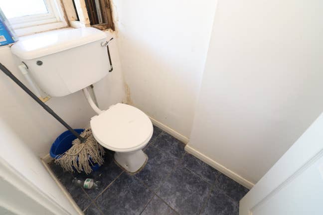 Few Steps to Central Line--Book Your Room Now!! Main Photo