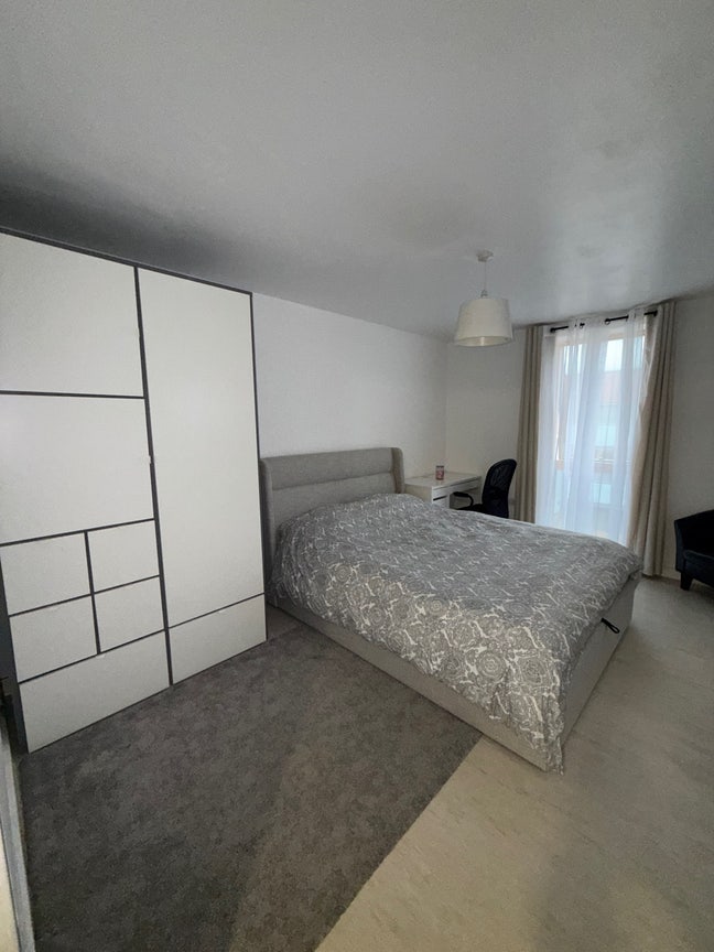 Large Double Room To Rent Main Photo