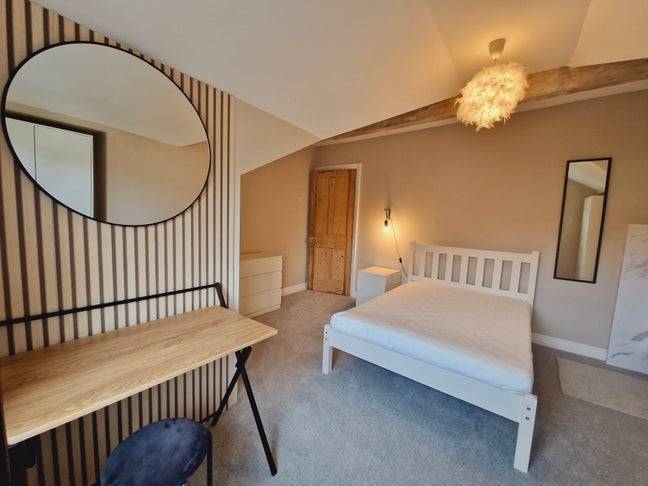 Fab double in the very centre of Chapel Allerton.  Main Photo