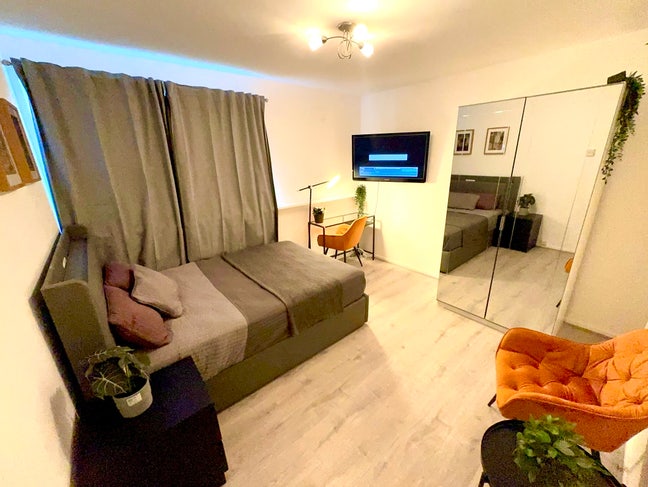 Couples welcome, cleaning service twice a week  Main Photo