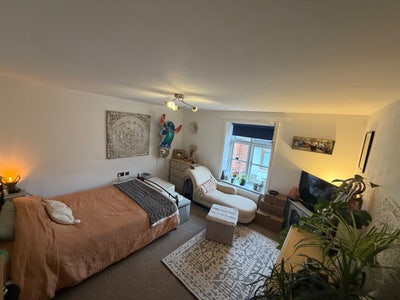 Lovely light double room on high street  Main Photo