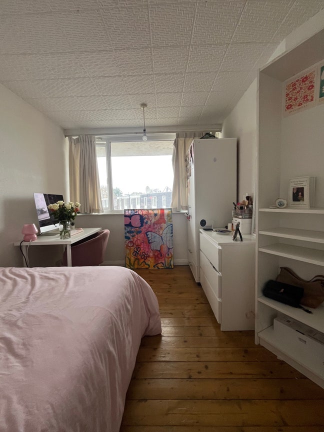 Spacious Double Room in Friendly House  Main Photo