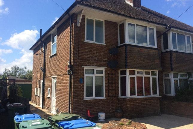 Spacious one bedroom flat with parking and garden Main Photo