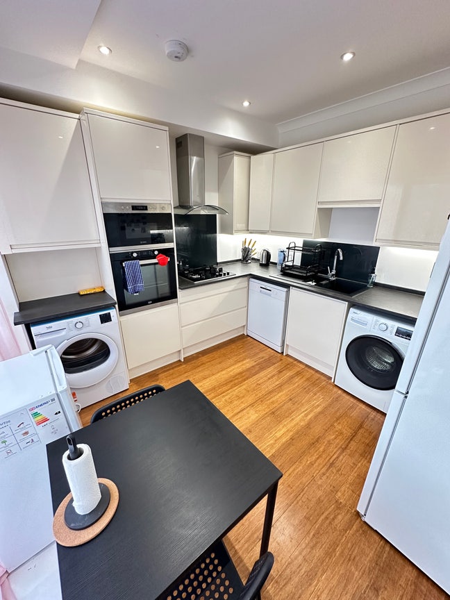 Large Modern Double Room(bills inc.) near Tube Main Photo