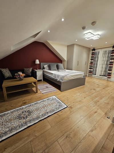 Spacious Furnished Loft Room with Private Shower Main Photo