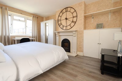 3 Beautiful Rooms 60 Seconds from Central Line! Main Photo