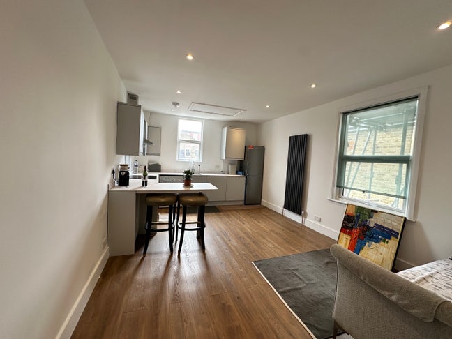 Friendly flatshare, newly refurbished home.  Main Photo