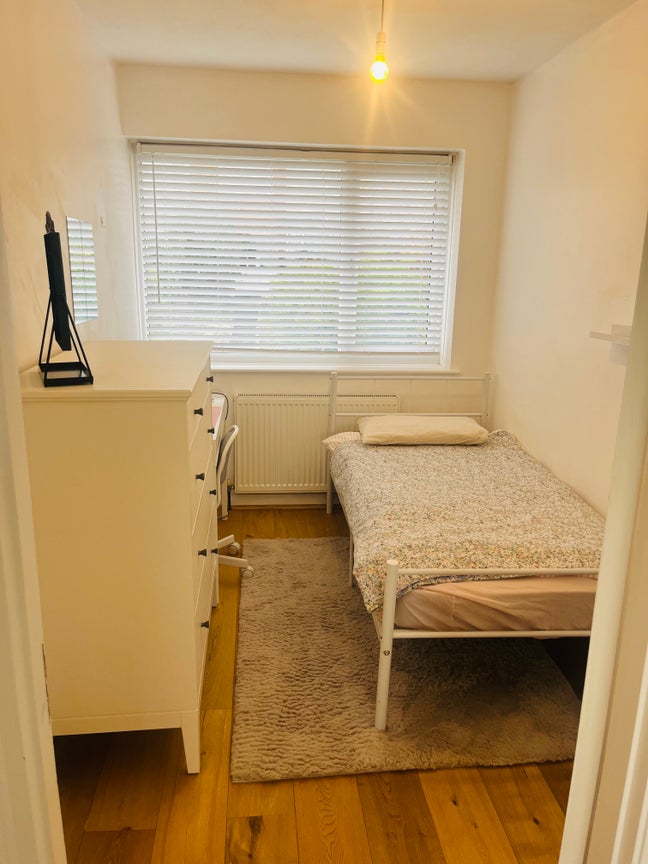 Single Bedroom Available in Clean & Cosy Home  Main Photo