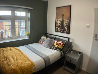 Double room in friendly professional house share. Main Photo