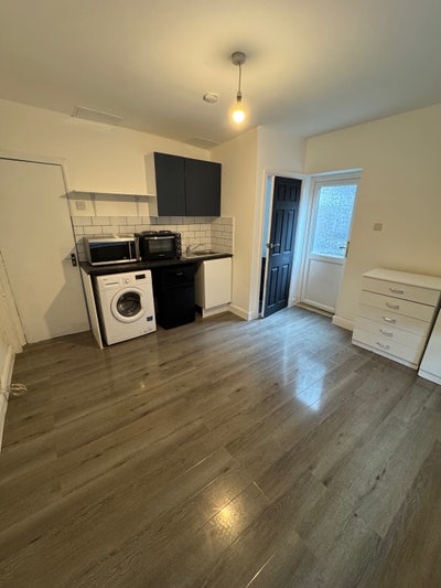 Refurbished Large Room Main Photo