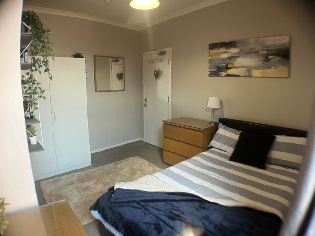 Cosy ensuite in house for young professionals Main Photo