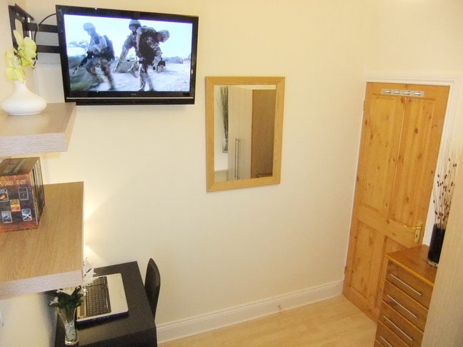 Bright Room with TV & Lounge. Zone 2. 10 mins City Main Photo