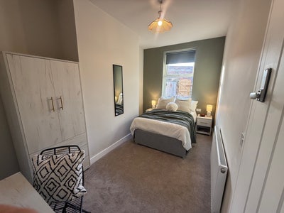 Newly Renovated Luxury En-Suite Rooms Available Main Photo