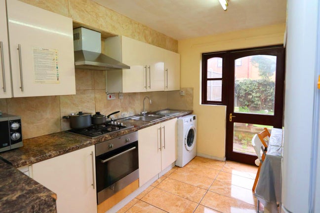 Snag It Asap! Spotless House! Garden + Living Room Main Photo