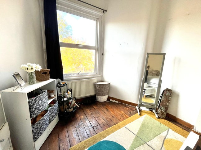 Large double room in friendly house with garden Main Photo