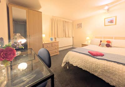 Warm double room nr town centre, private parking Main Photo