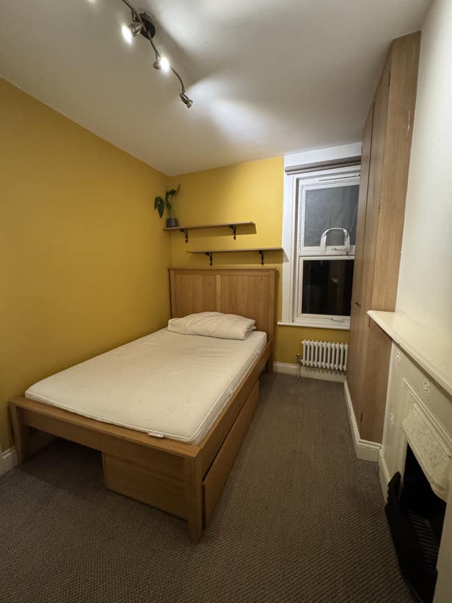 Room available in 3 bedroom terraced house in E&C Main Photo