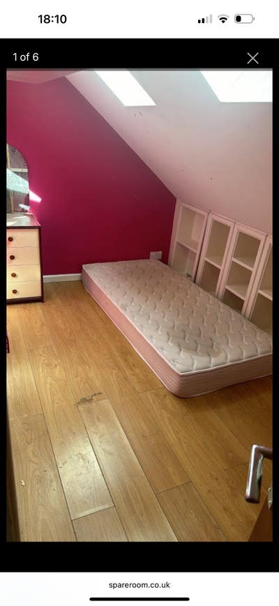 Single room in loft conversion Main Photo