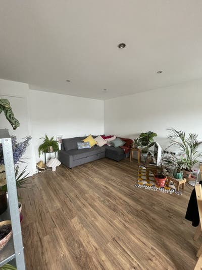 Double room available in spacious Peckham flat Main Photo