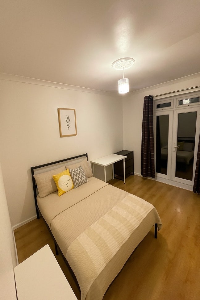 Lovely Flat in bow newly refurbished  Main Photo