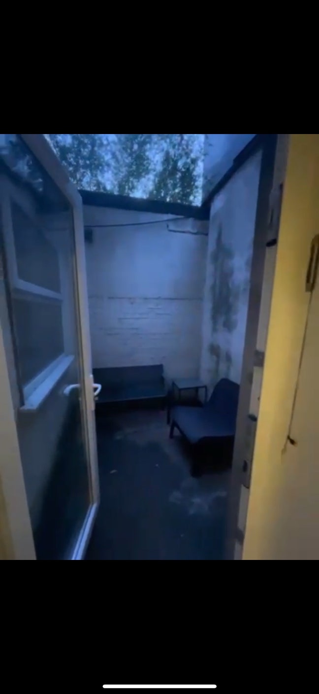 One studio flat  Main Photo