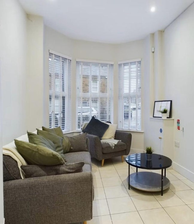  A room in newly renovated 4-bed house Main Photo