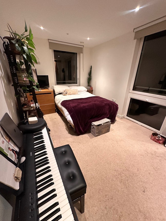 Spacious double bedroom in east village- 5th Jan Main Photo