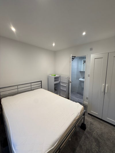 Newly refurbished room Main Photo