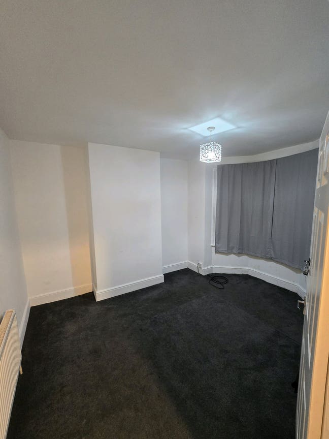 Large Double bedroom Furnished RG1 Main Photo