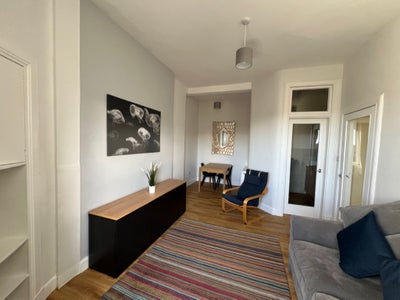 Spacious, bright, one bed flat in west Edinburgh Main Photo