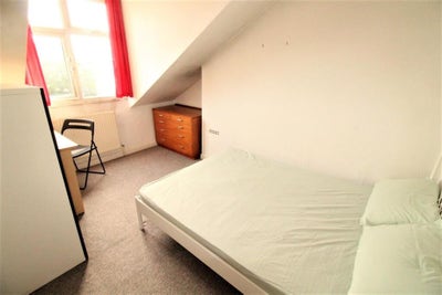 1 Double Bedroom Available Main Photo