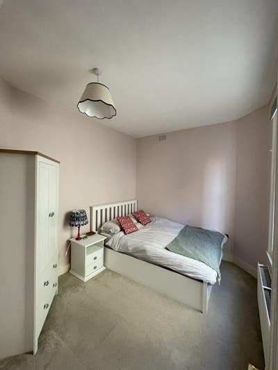 Bright and spacious room in friendly Flatshare Main Photo