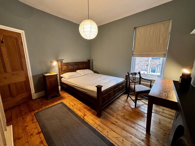 Large room in a refurbished Victorian Terrace Main Photo