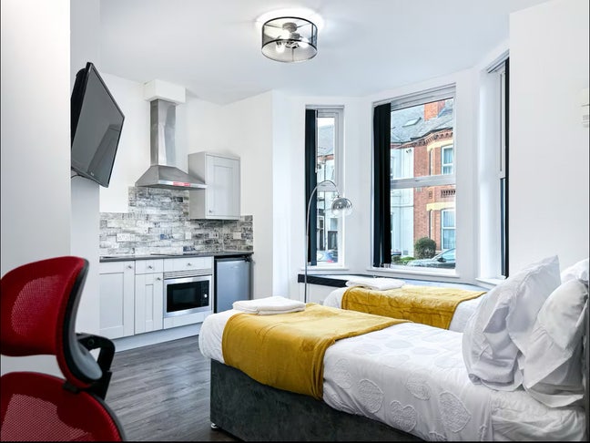 Clean Studio Apartment Close to Train Station Main Photo