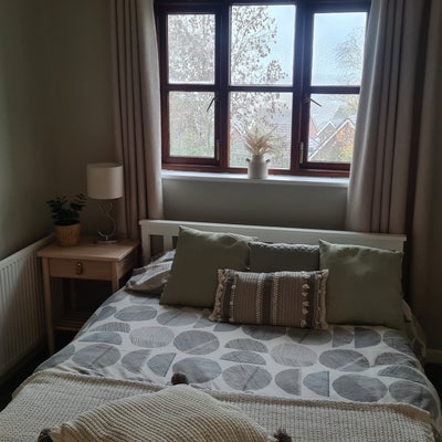 Modern room  in friendly house, Contractors welcom Main Photo