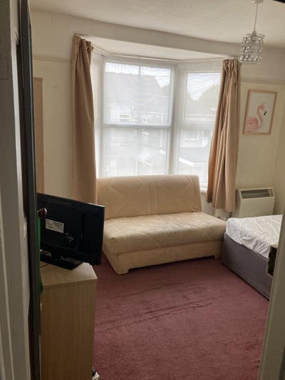 Studio flat to let in Mutley Main Photo